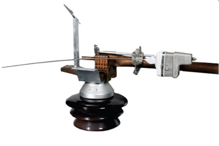 Auxiliary interrupting devices for high voltage disconnector switches