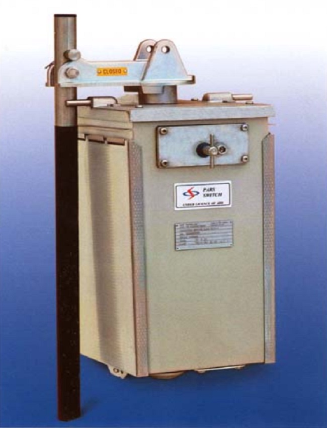 Hand-operated operating mechanism for disconnector and earthing switch (Pars Switch company)